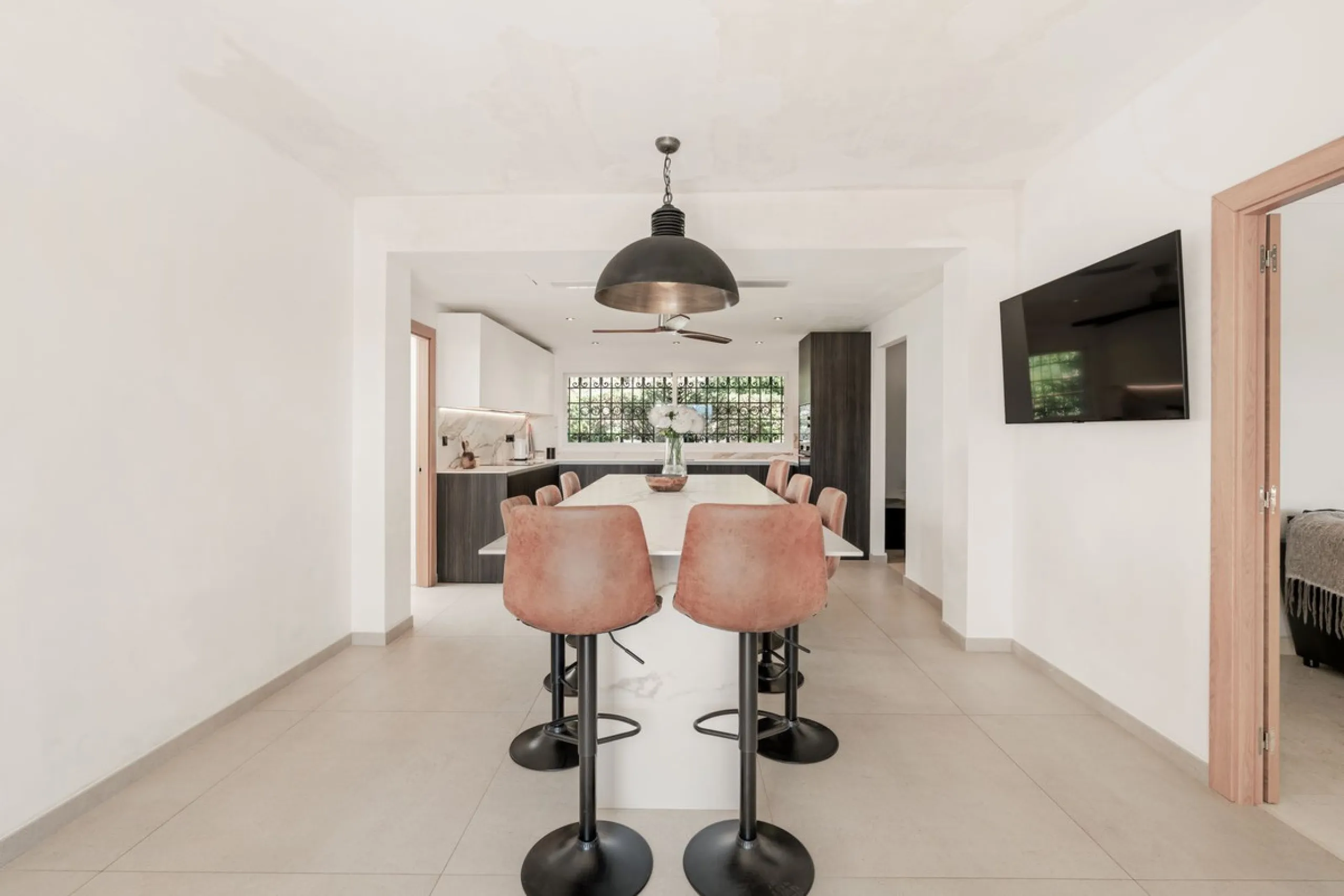 Situated in the sought-after residential area of Paraiso Medio and just around the corner from the Paraiso Golf Club, this beautiful Andalusian-style villa is a fantastic opportunity!