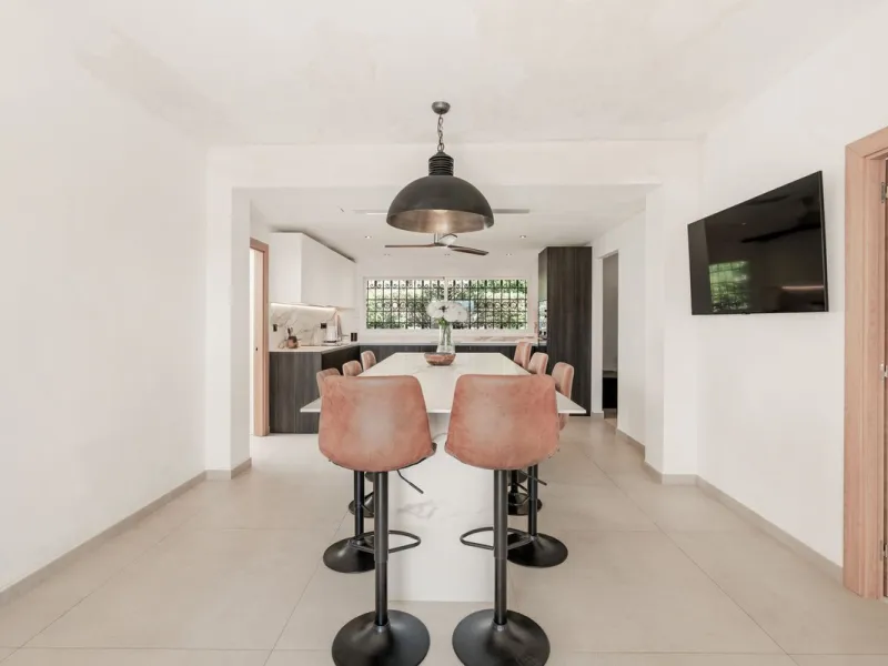 Situated in the sought-after residential area of Paraiso Medio and just around the corner from the Paraiso Golf Club, this beautiful Andalusian-style villa is a fantastic opportunity!