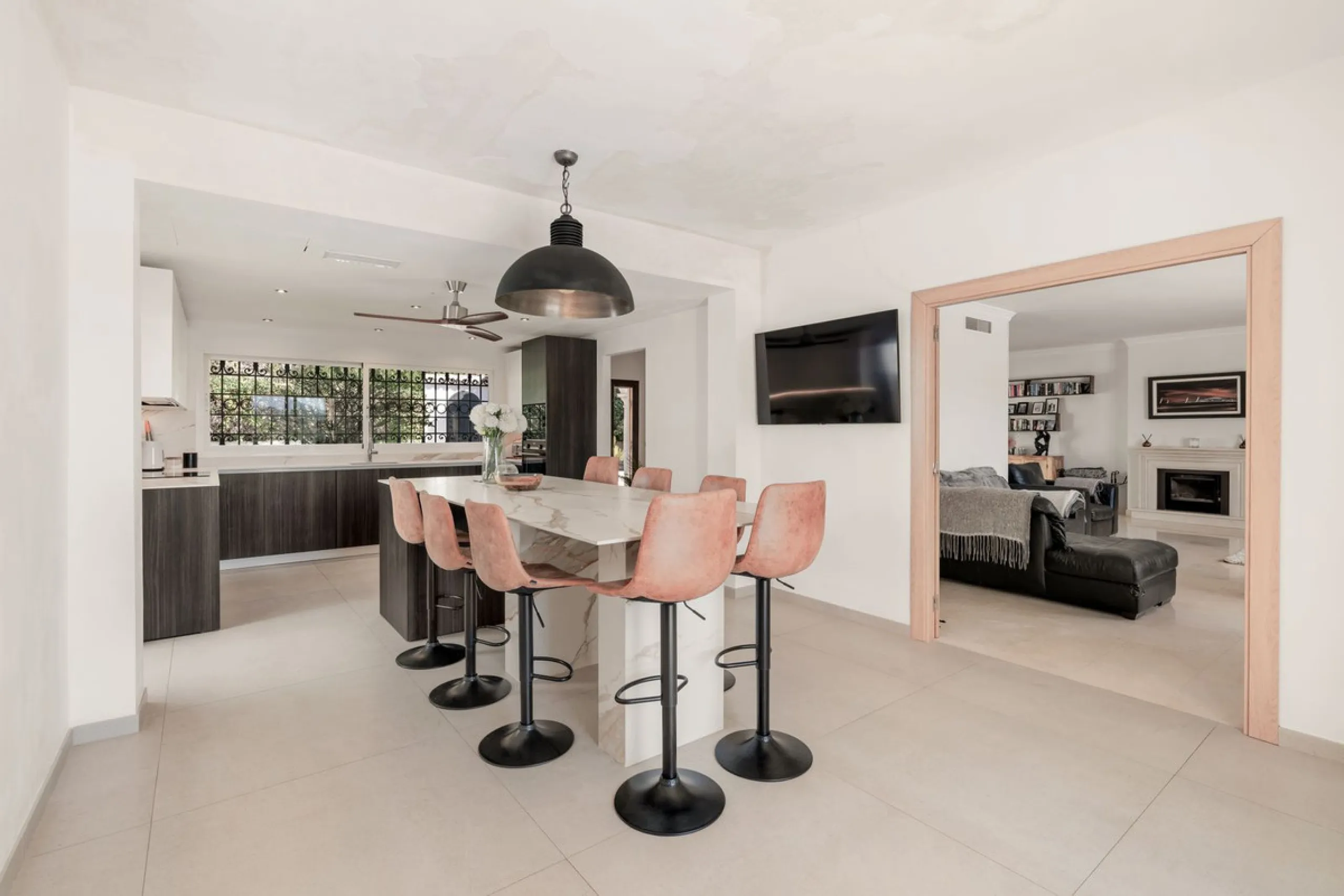 Situated in the sought-after residential area of Paraiso Medio and just around the corner from the Paraiso Golf Club, this beautiful Andalusian-style villa is a fantastic opportunity!