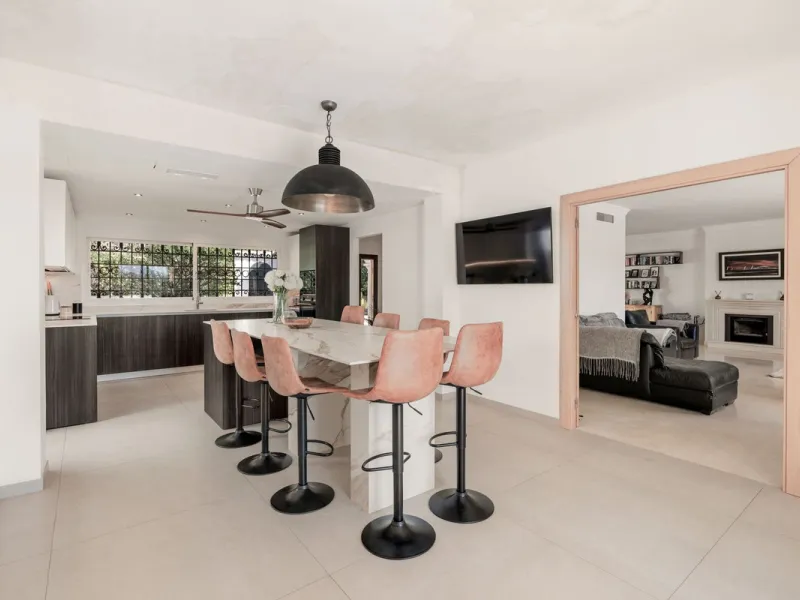 Situated in the sought-after residential area of Paraiso Medio and just around the corner from the Paraiso Golf Club, this beautiful Andalusian-style villa is a fantastic opportunity!