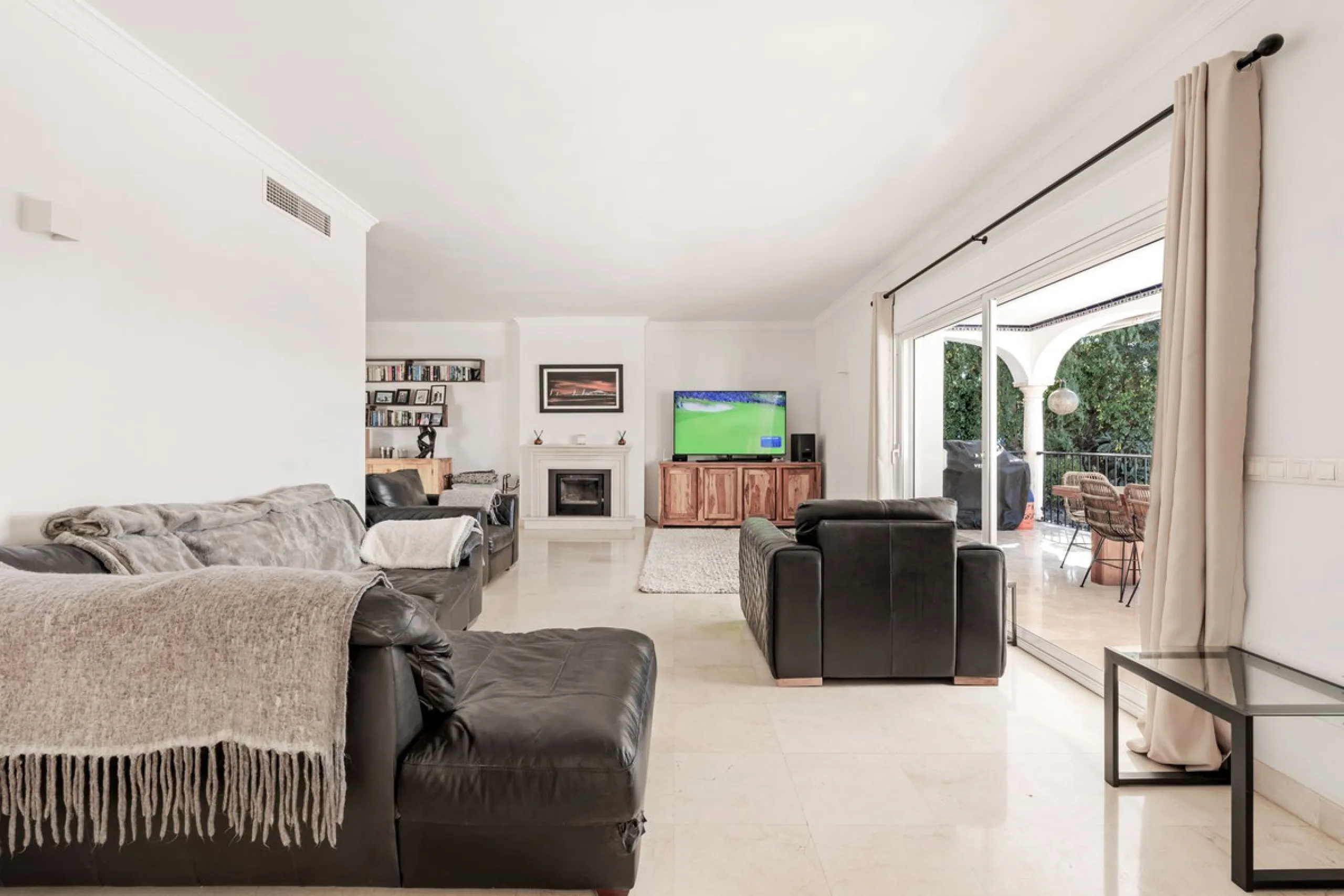 Situated in the sought-after residential area of Paraiso Medio and just around the corner from the Paraiso Golf Club, this beautiful Andalusian-style villa is a fantastic opportunity!