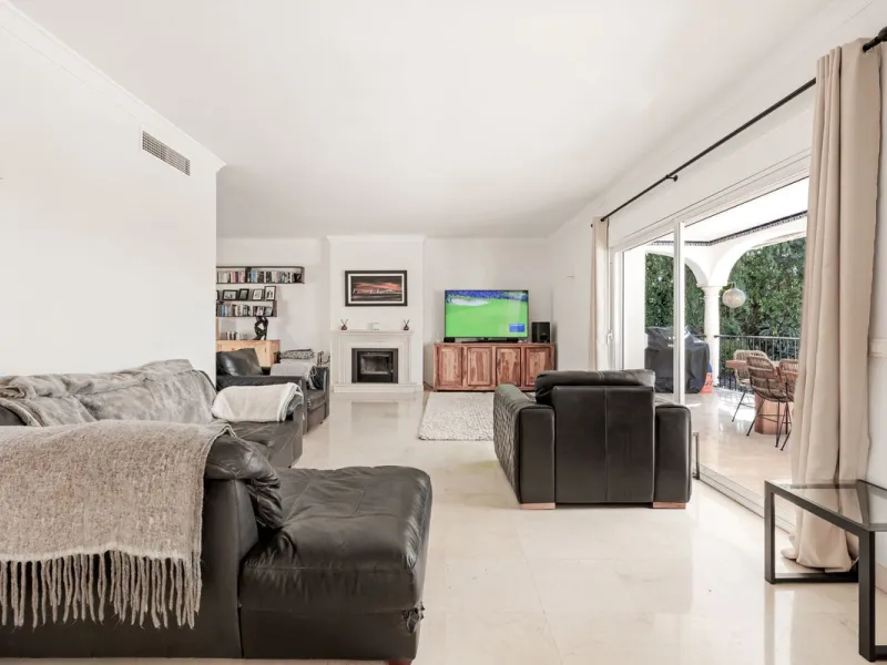 Situated in the sought-after residential area of Paraiso Medio and just around the corner from the Paraiso Golf Club, this beautiful Andalusian-style villa is a fantastic opportunity!