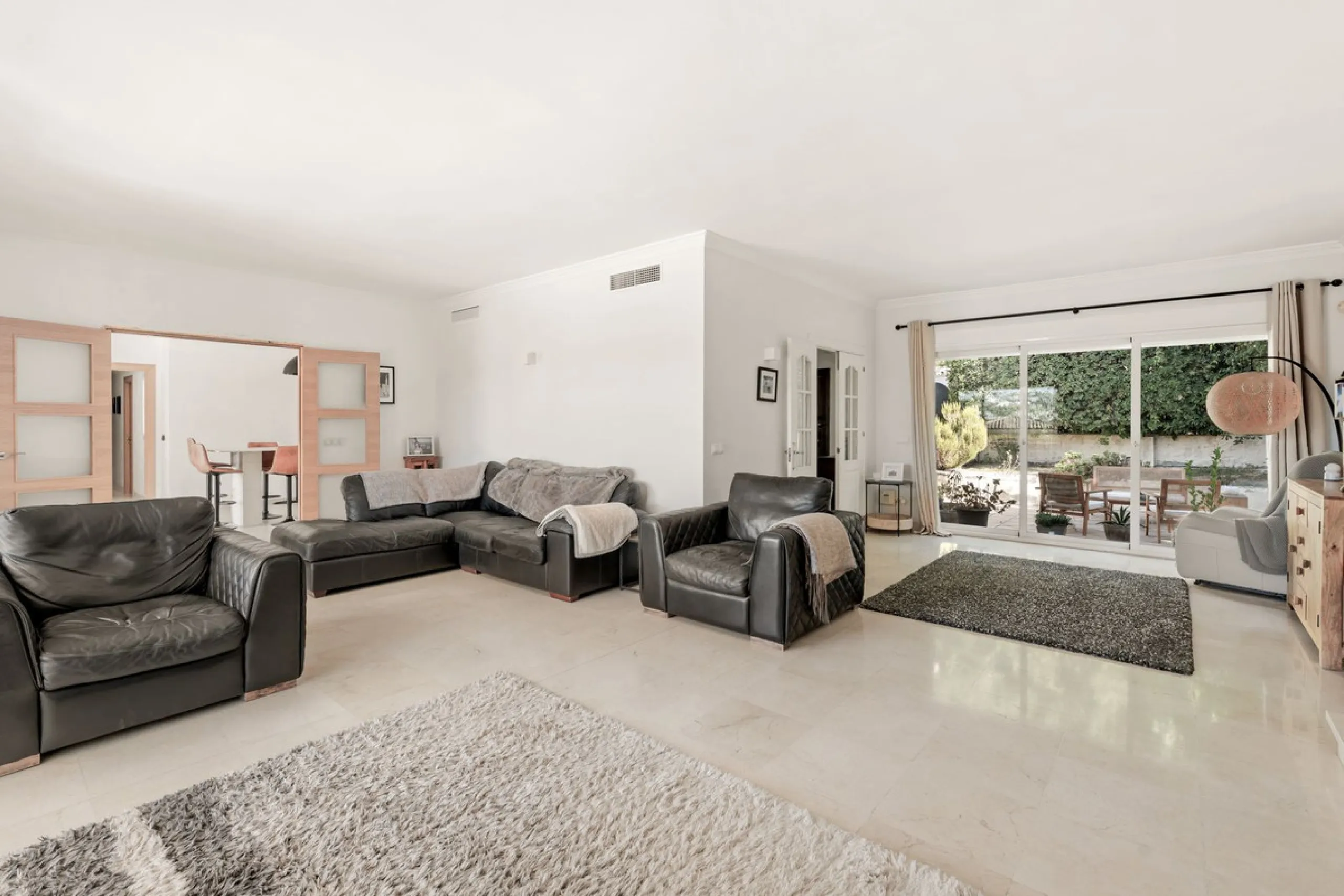 Situated in the sought-after residential area of Paraiso Medio and just around the corner from the Paraiso Golf Club, this beautiful Andalusian-style villa is a fantastic opportunity!