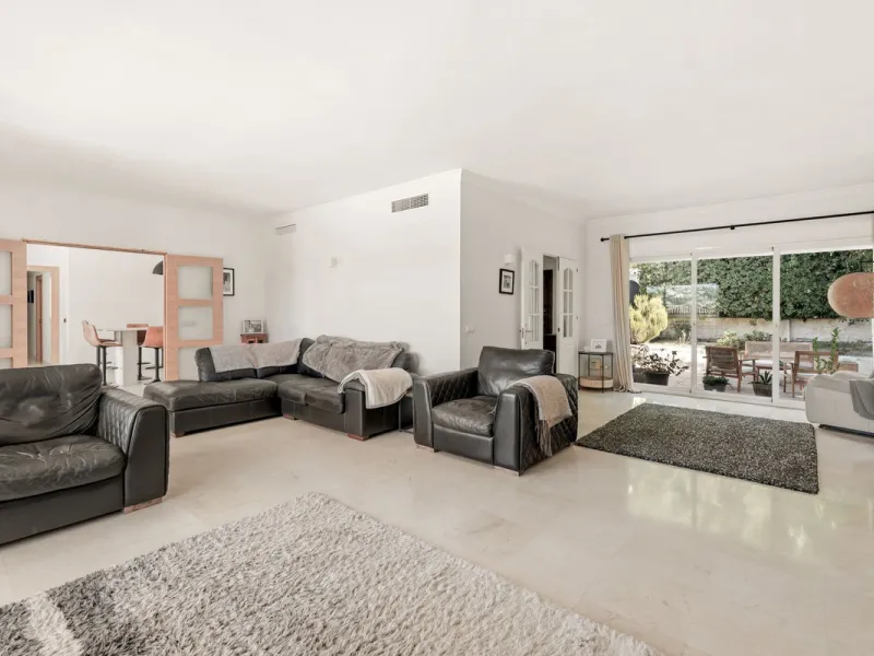 Situated in the sought-after residential area of Paraiso Medio and just around the corner from the Paraiso Golf Club, this beautiful Andalusian-style villa is a fantastic opportunity!