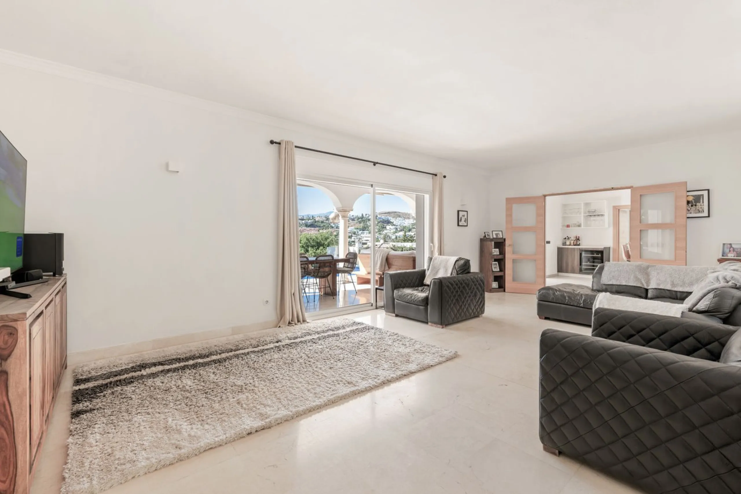 Situated in the sought-after residential area of Paraiso Medio and just around the corner from the Paraiso Golf Club, this beautiful Andalusian-style villa is a fantastic opportunity!