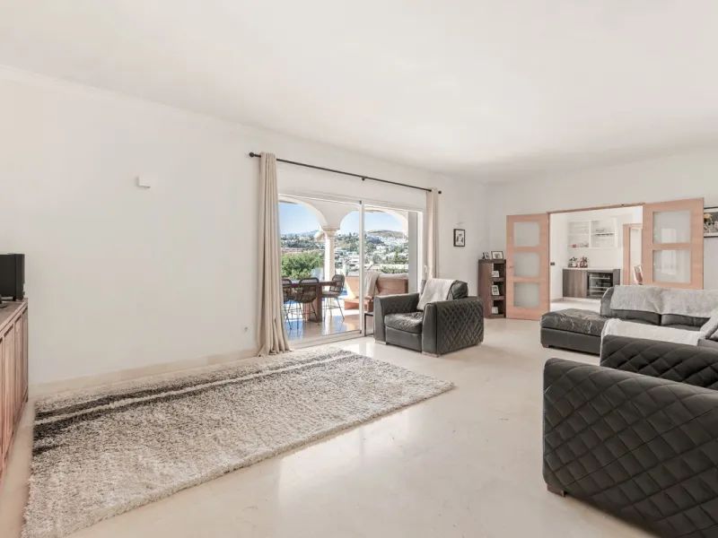 Situated in the sought-after residential area of Paraiso Medio and just around the corner from the Paraiso Golf Club, this beautiful Andalusian-style villa is a fantastic opportunity!