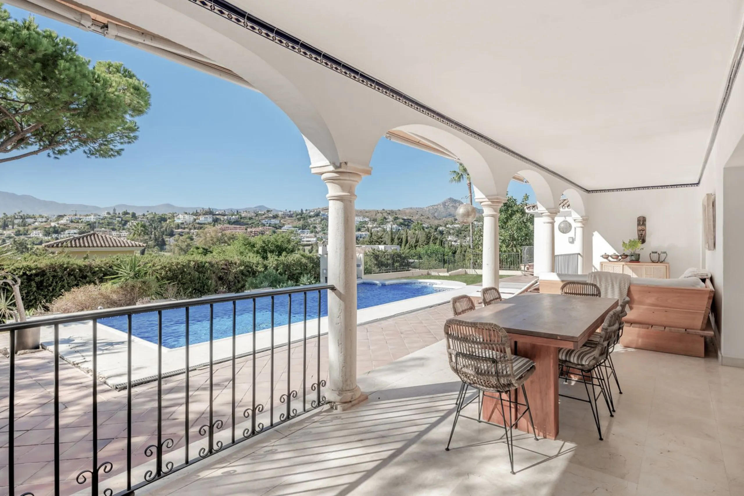 Situated in the sought-after residential area of Paraiso Medio and just around the corner from the Paraiso Golf Club, this beautiful Andalusian-style villa is a fantastic opportunity!