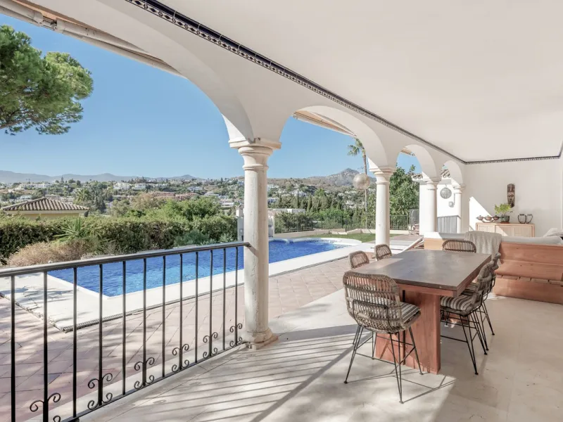 Situated in the sought-after residential area of Paraiso Medio and just around the corner from the Paraiso Golf Club, this beautiful Andalusian-style villa is a fantastic opportunity!