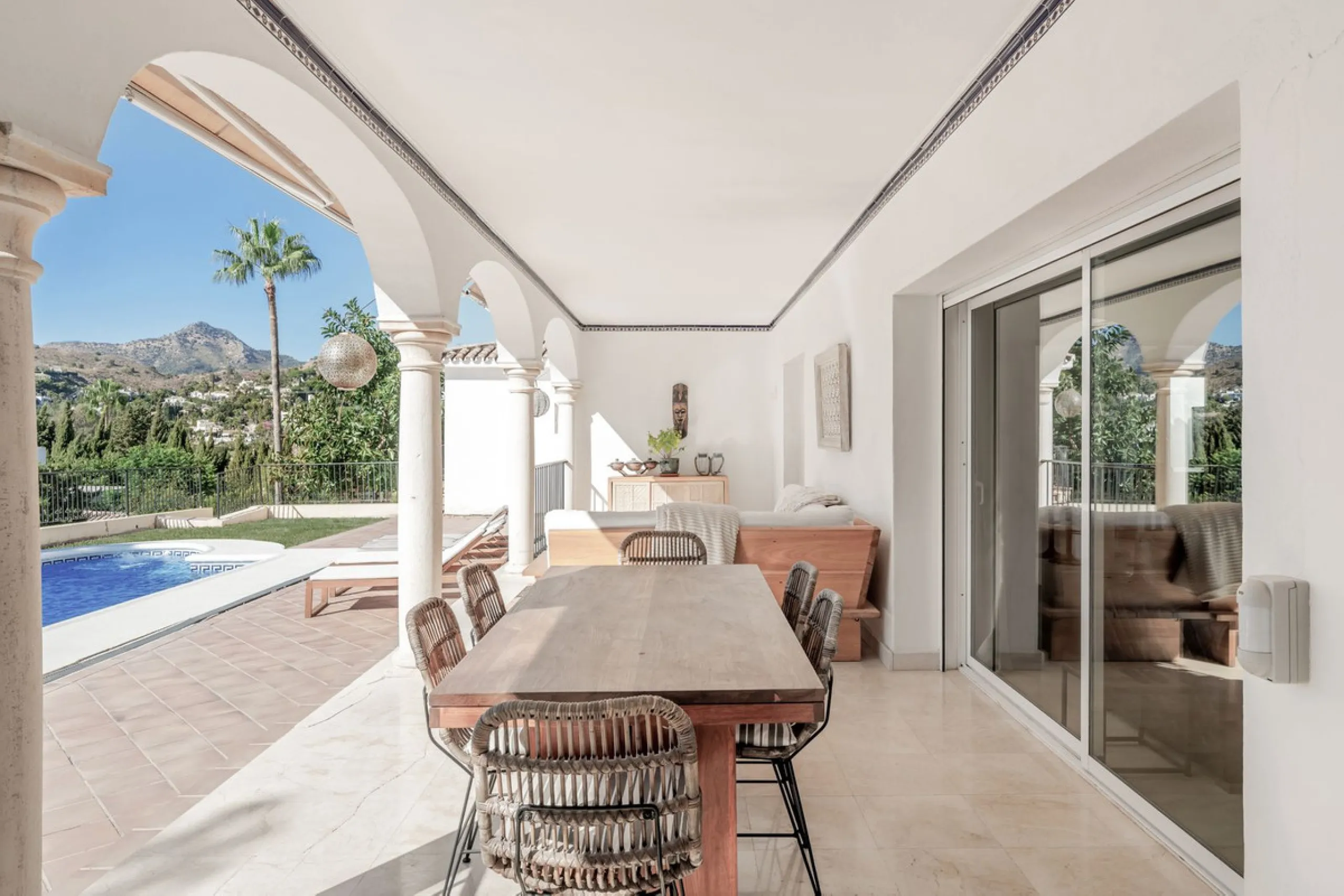 Situated in the sought-after residential area of Paraiso Medio and just around the corner from the Paraiso Golf Club, this beautiful Andalusian-style villa is a fantastic opportunity!