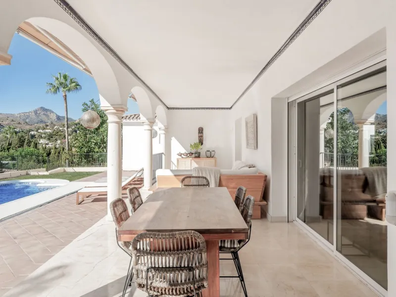Situated in the sought-after residential area of Paraiso Medio and just around the corner from the Paraiso Golf Club, this beautiful Andalusian-style villa is a fantastic opportunity!