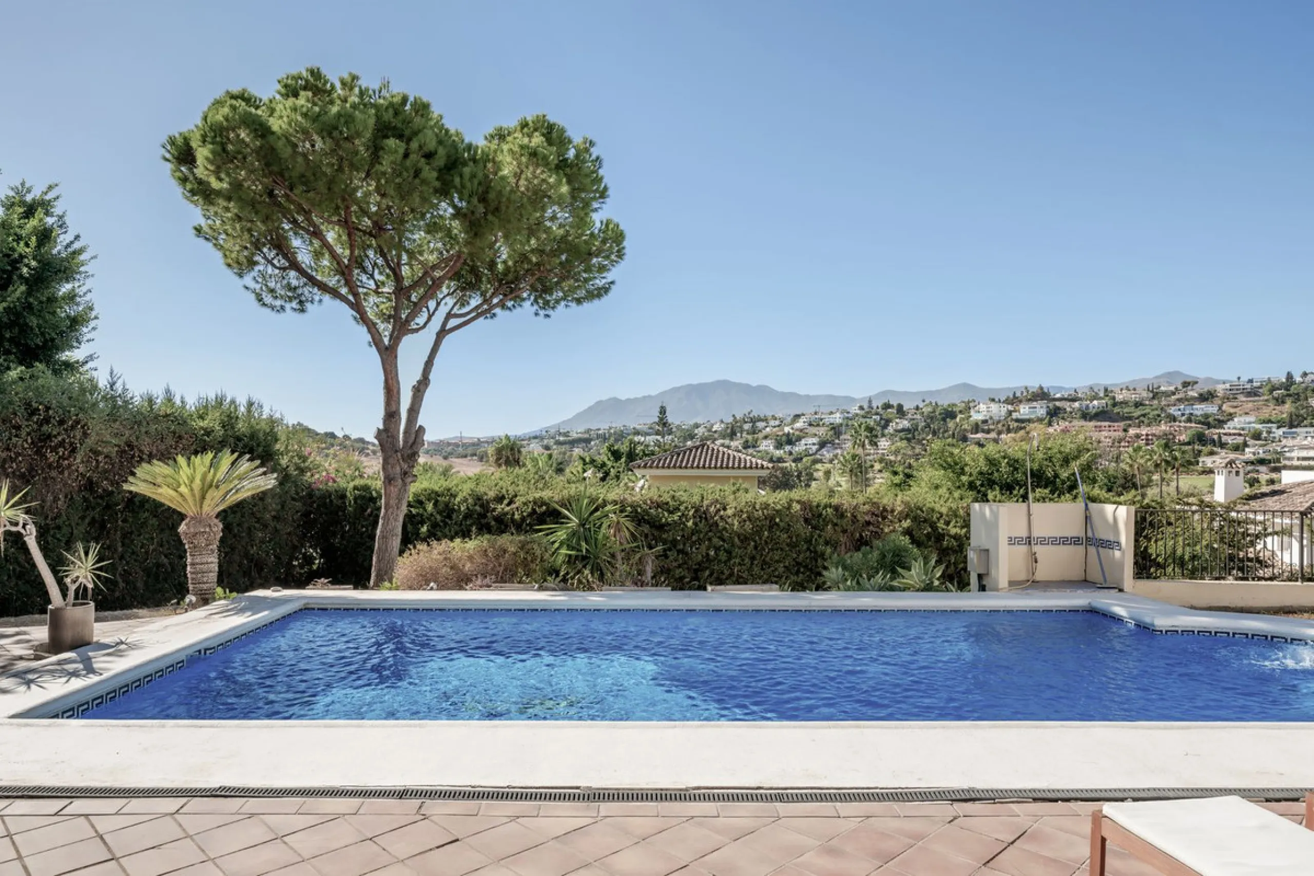 Situated in the sought-after residential area of Paraiso Medio and just around the corner from the Paraiso Golf Club, this beautiful Andalusian-style villa is a fantastic opportunity!