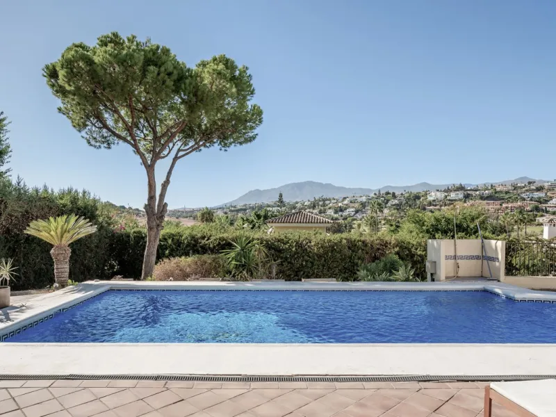 Situated in the sought-after residential area of Paraiso Medio and just around the corner from the Paraiso Golf Club, this beautiful Andalusian-style villa is a fantastic opportunity!