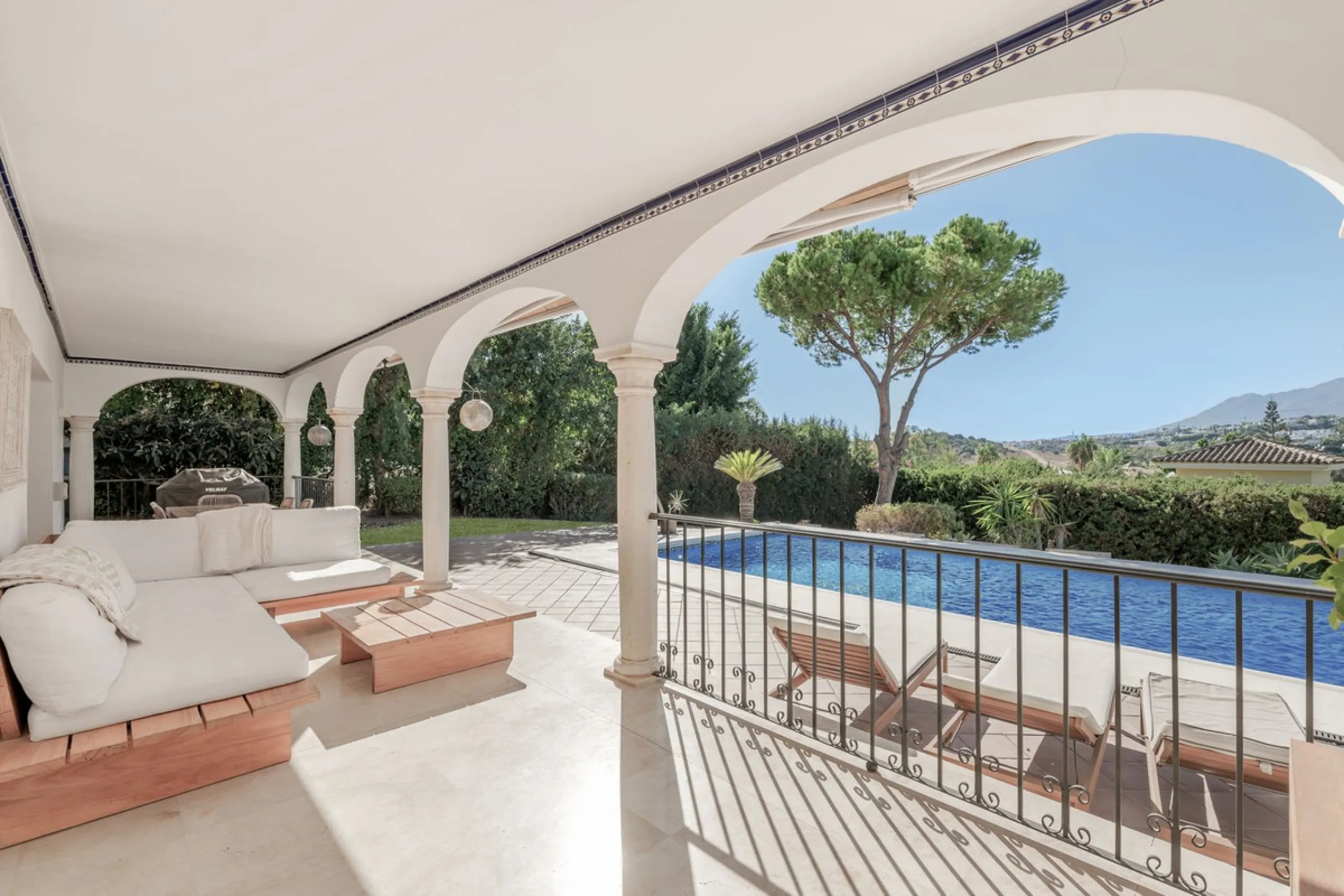 Situated in the sought-after residential area of Paraiso Medio and just around the corner from the Paraiso Golf Club, this beautiful Andalusian-style villa is a fantastic opportunity!