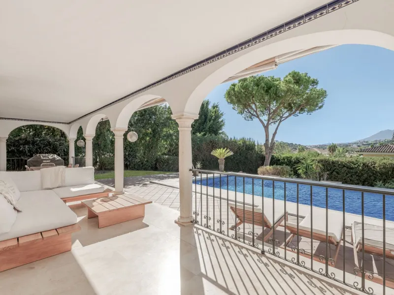 Situated in the sought-after residential area of Paraiso Medio and just around the corner from the Paraiso Golf Club, this beautiful Andalusian-style villa is a fantastic opportunity!