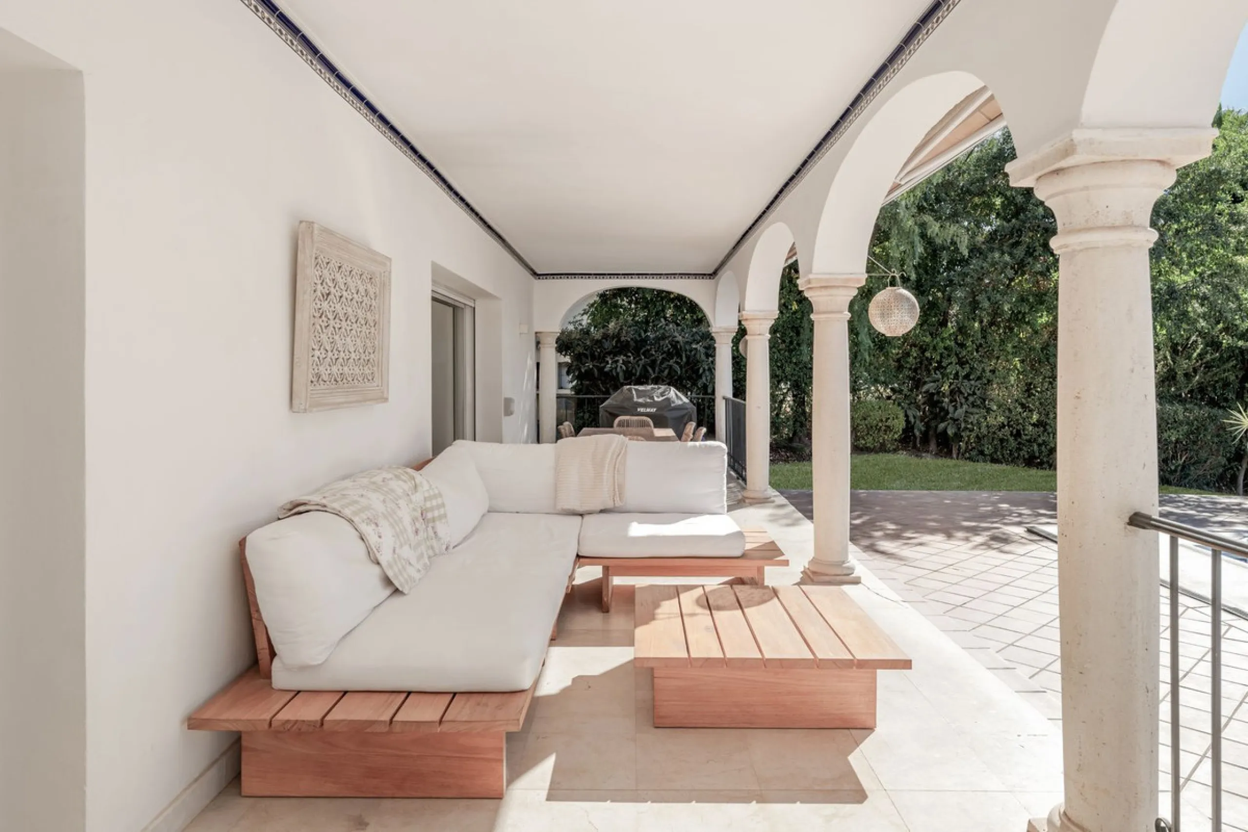 Situated in the sought-after residential area of Paraiso Medio and just around the corner from the Paraiso Golf Club, this beautiful Andalusian-style villa is a fantastic opportunity!