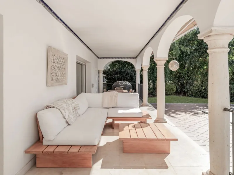 Situated in the sought-after residential area of Paraiso Medio and just around the corner from the Paraiso Golf Club, this beautiful Andalusian-style villa is a fantastic opportunity!