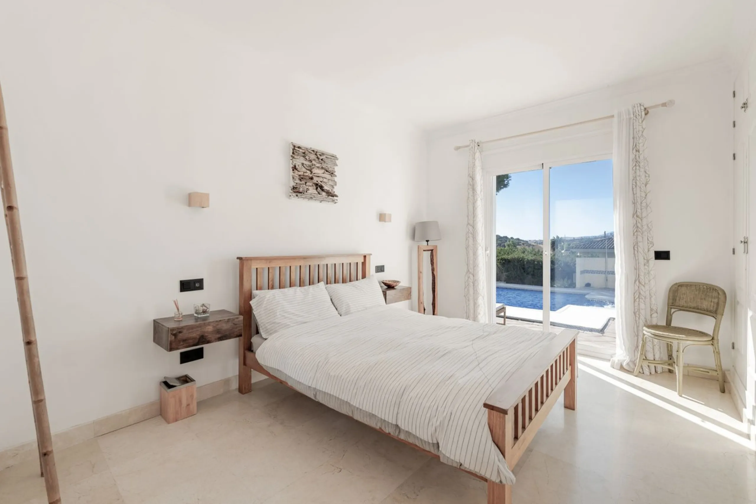 Situated in the sought-after residential area of Paraiso Medio and just around the corner from the Paraiso Golf Club, this beautiful Andalusian-style villa is a fantastic opportunity!