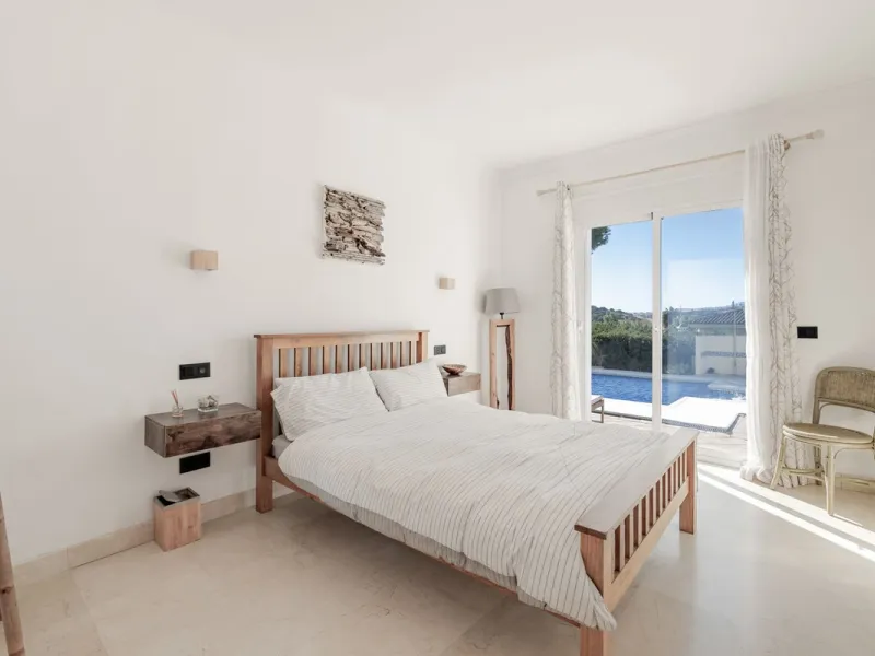 Situated in the sought-after residential area of Paraiso Medio and just around the corner from the Paraiso Golf Club, this beautiful Andalusian-style villa is a fantastic opportunity!
