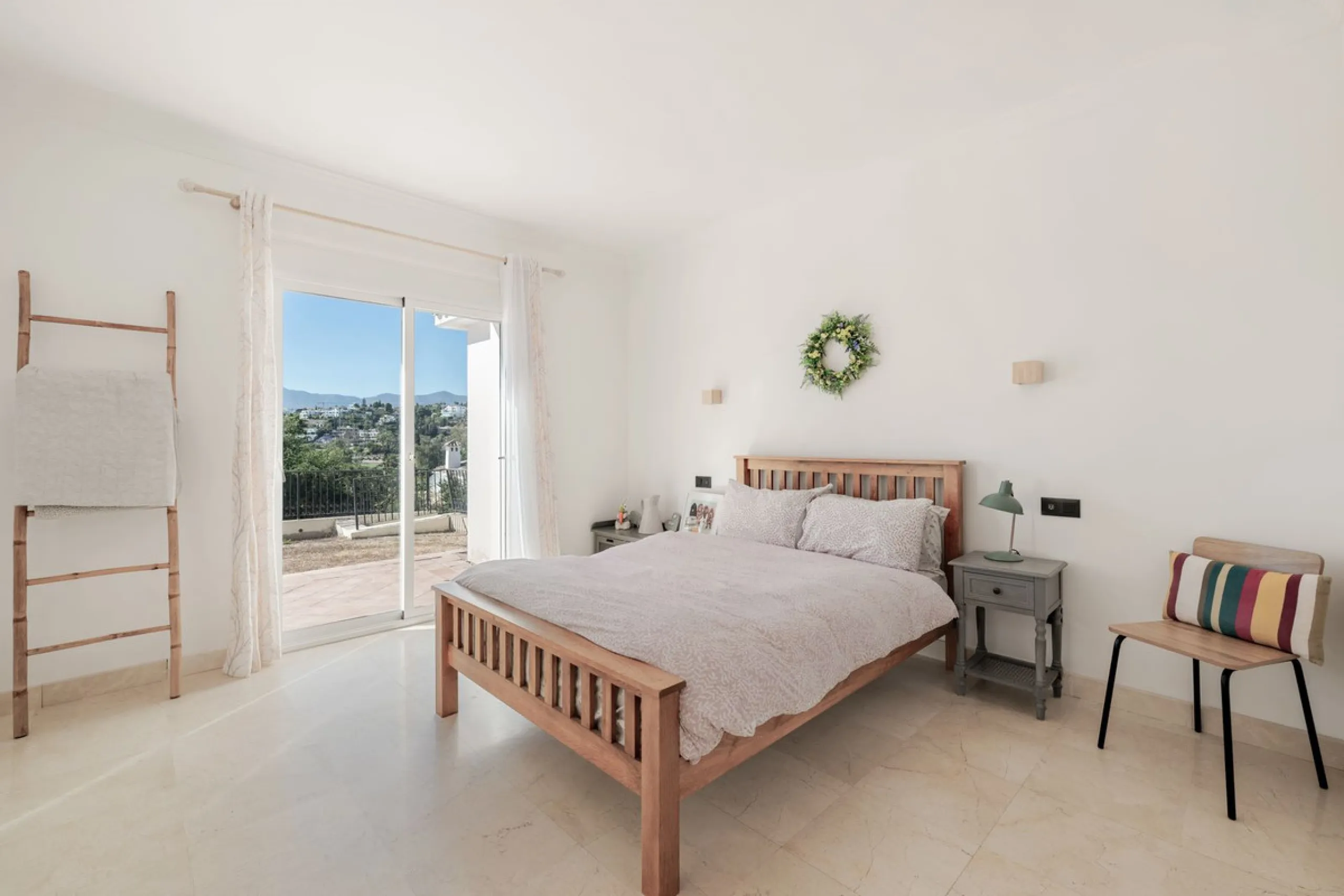 Situated in the sought-after residential area of Paraiso Medio and just around the corner from the Paraiso Golf Club, this beautiful Andalusian-style villa is a fantastic opportunity!