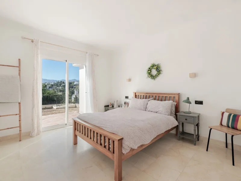 Situated in the sought-after residential area of Paraiso Medio and just around the corner from the Paraiso Golf Club, this beautiful Andalusian-style villa is a fantastic opportunity!