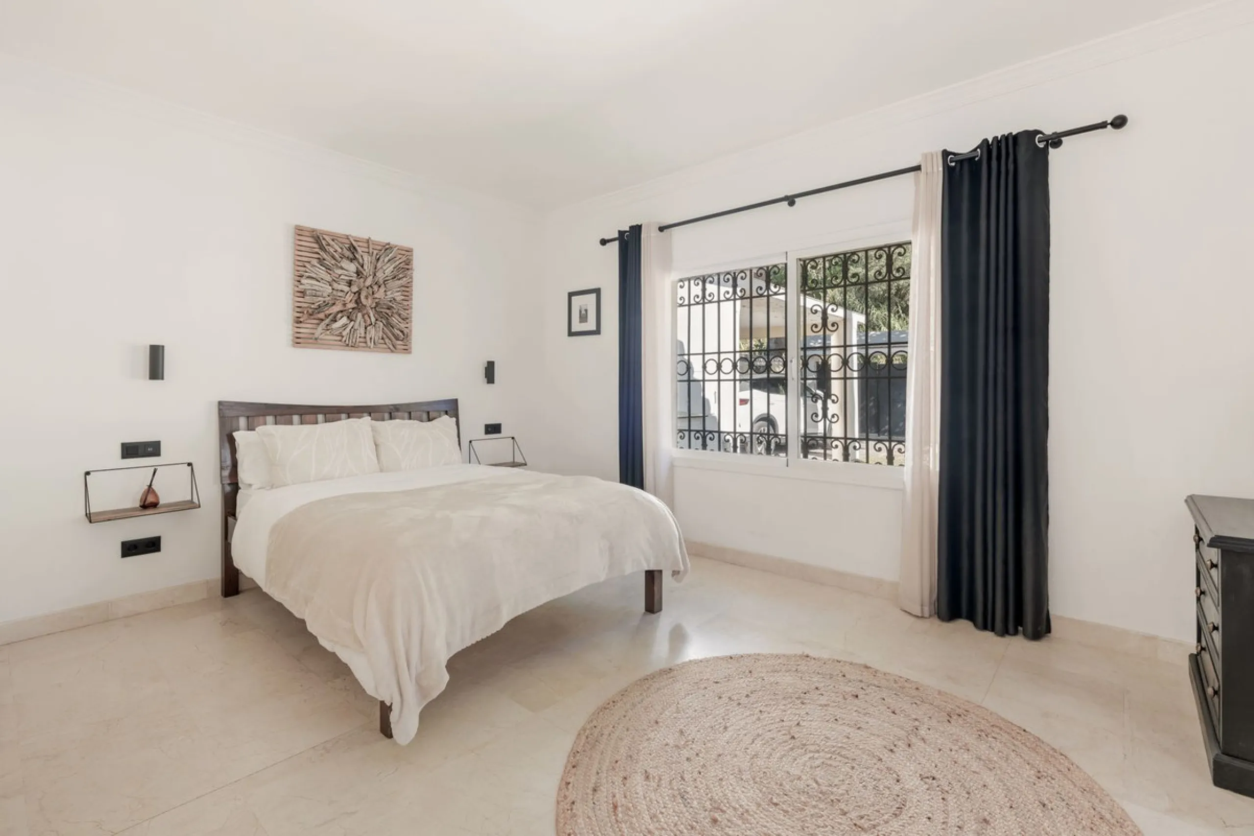 Situated in the sought-after residential area of Paraiso Medio and just around the corner from the Paraiso Golf Club, this beautiful Andalusian-style villa is a fantastic opportunity!