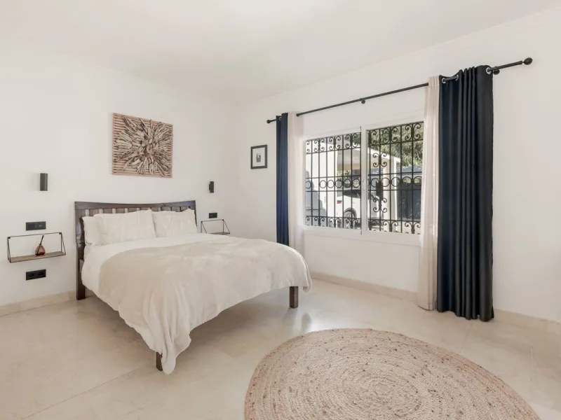 Situated in the sought-after residential area of Paraiso Medio and just around the corner from the Paraiso Golf Club, this beautiful Andalusian-style villa is a fantastic opportunity!