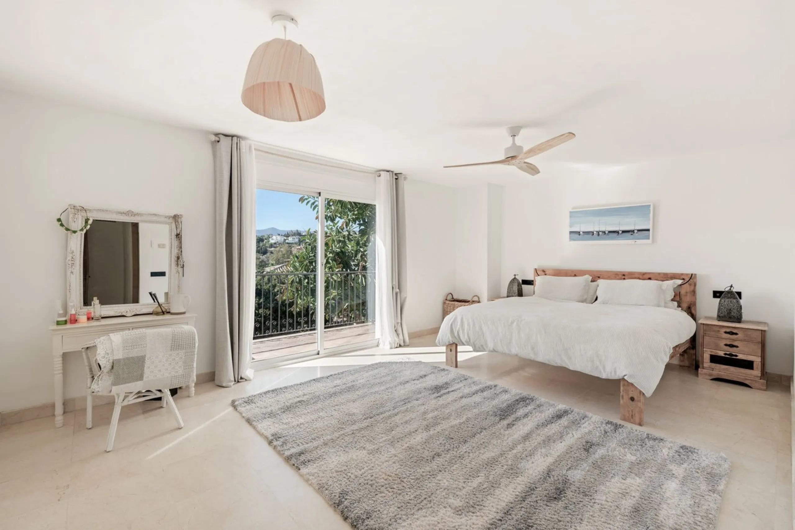 Situated in the sought-after residential area of Paraiso Medio and just around the corner from the Paraiso Golf Club, this beautiful Andalusian-style villa is a fantastic opportunity!