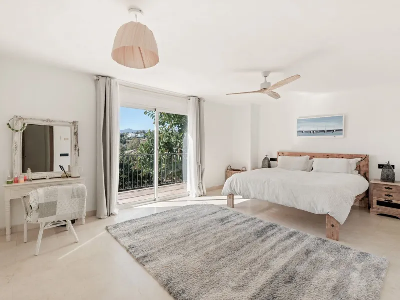 Situated in the sought-after residential area of Paraiso Medio and just around the corner from the Paraiso Golf Club, this beautiful Andalusian-style villa is a fantastic opportunity!