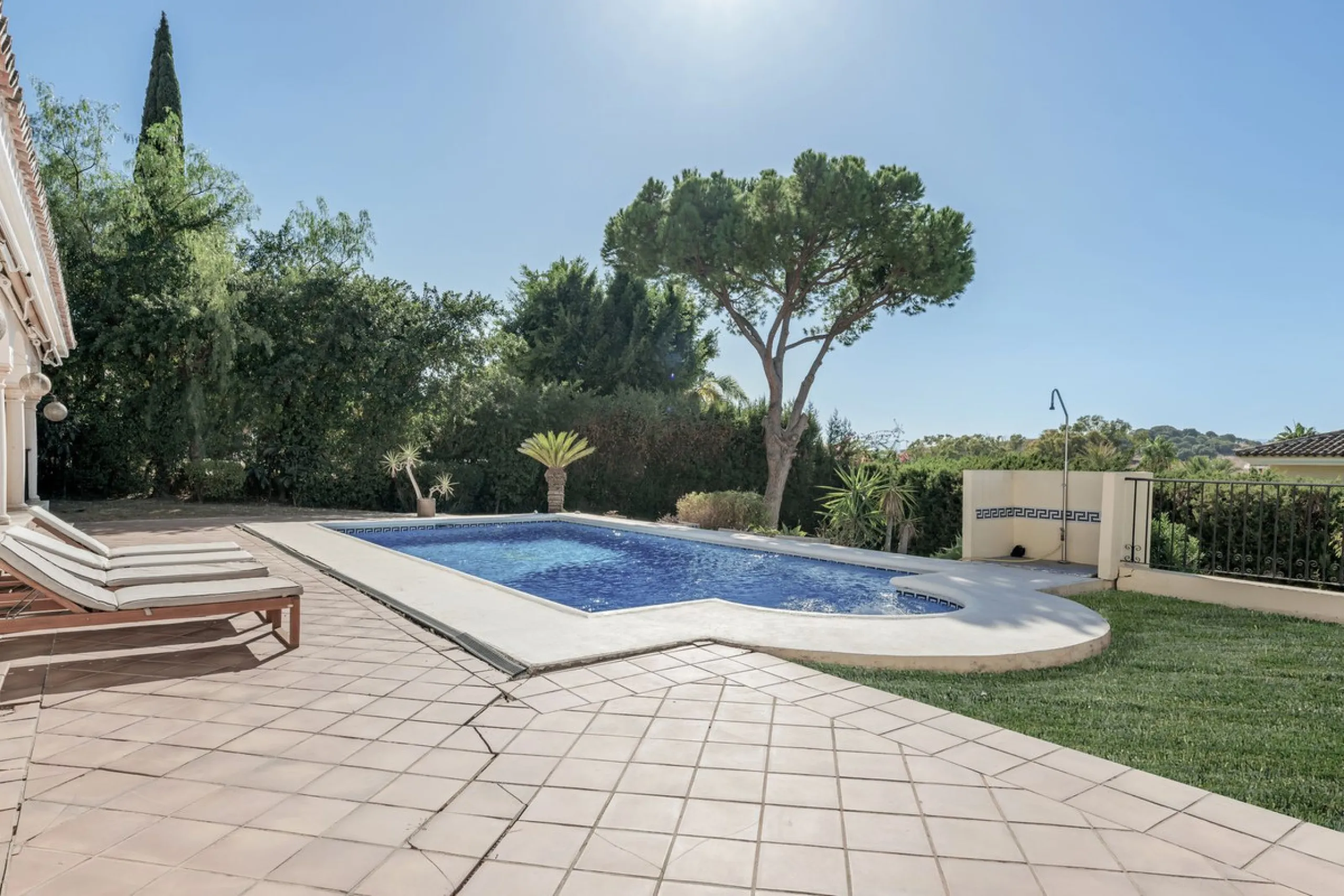 Situated in the sought-after residential area of Paraiso Medio and just around the corner from the Paraiso Golf Club, this beautiful Andalusian-style villa is a fantastic opportunity!