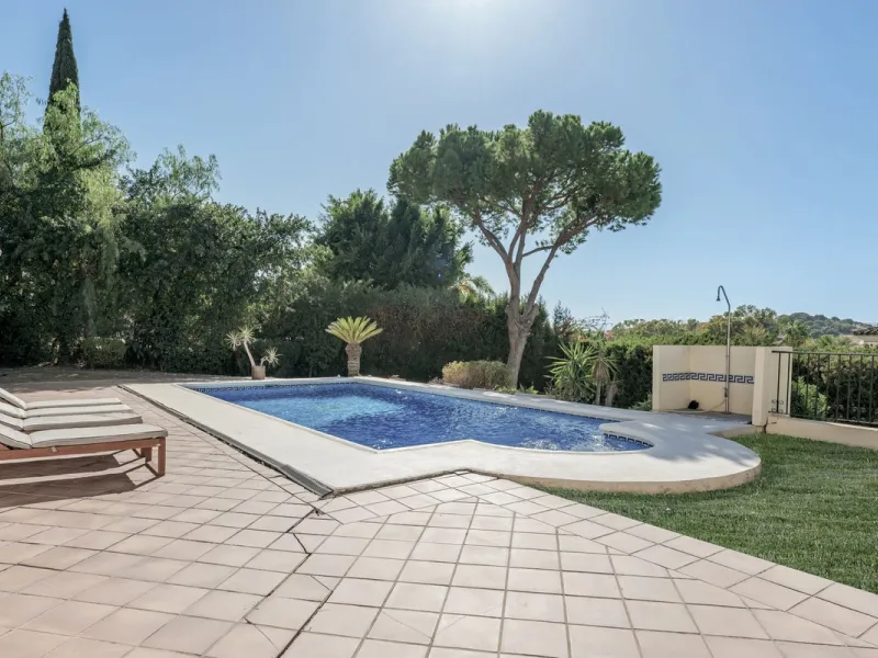 Situated in the sought-after residential area of Paraiso Medio and just around the corner from the Paraiso Golf Club, this beautiful Andalusian-style villa is a fantastic opportunity!