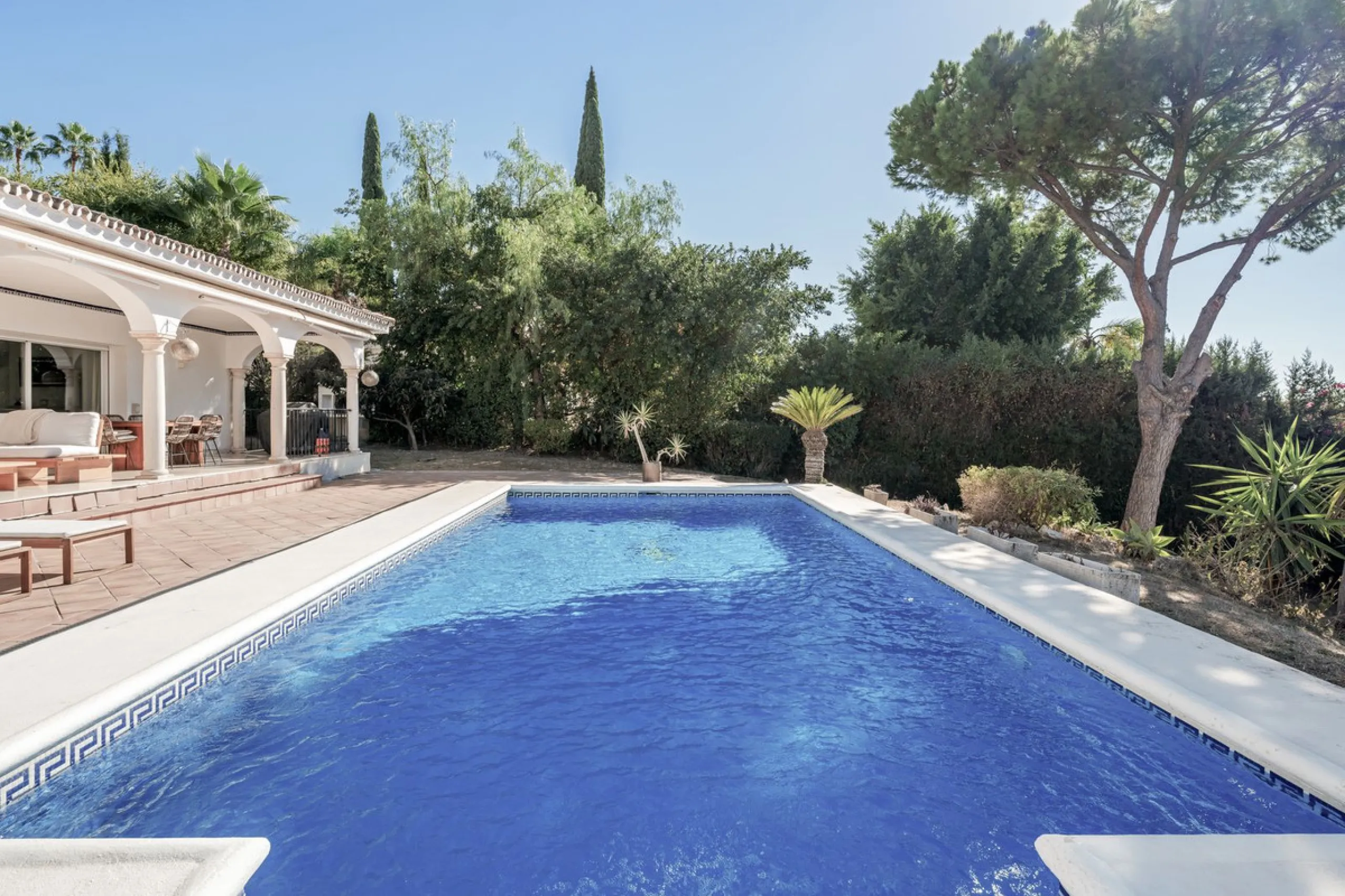 Situated in the sought-after residential area of Paraiso Medio and just around the corner from the Paraiso Golf Club, this beautiful Andalusian-style villa is a fantastic opportunity!