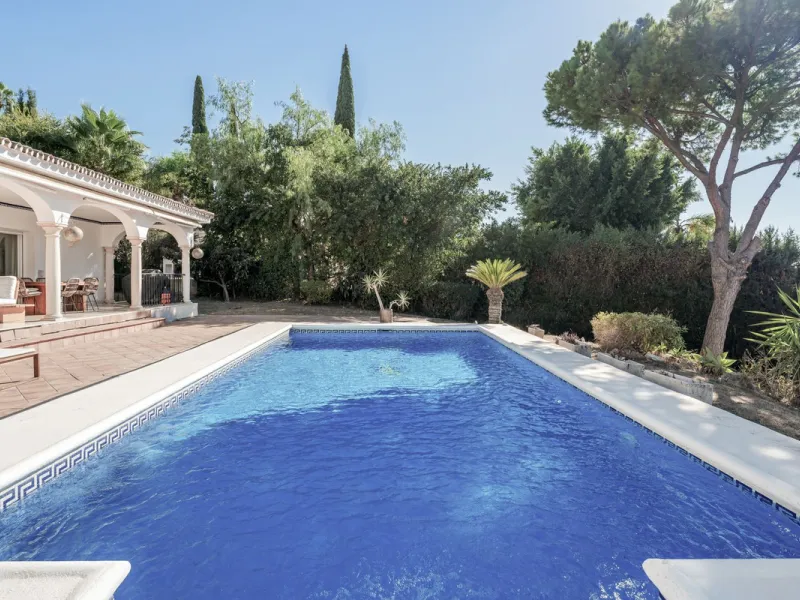 Situated in the sought-after residential area of Paraiso Medio and just around the corner from the Paraiso Golf Club, this beautiful Andalusian-style villa is a fantastic opportunity!