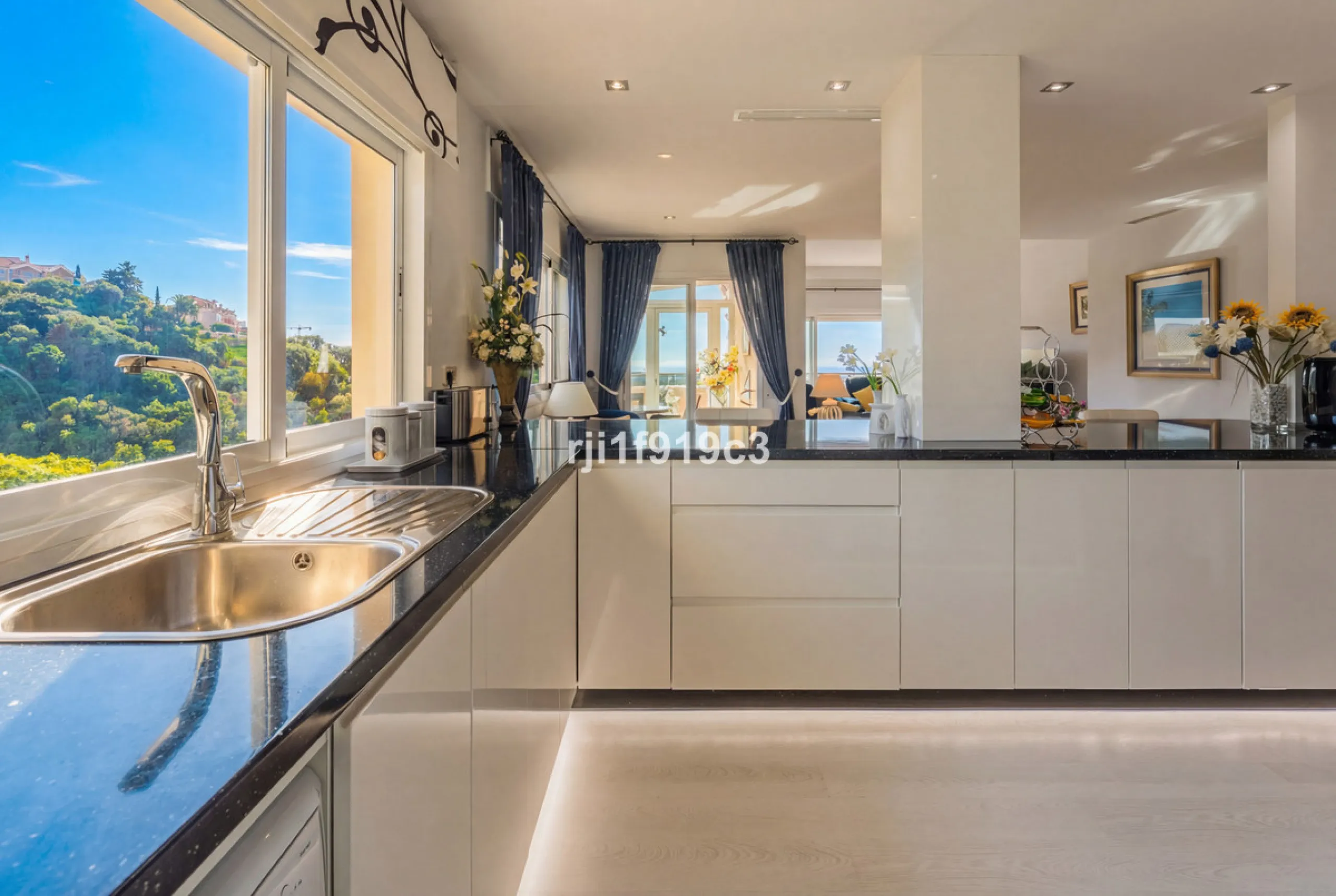 Wunderbares Apartment in der renommierten Wohnanlage Elviria Hills, einer der exklusivsten und begehrtesten Lagen im Osten von Marbella. Dieses elegante Apartment mit 103 m² zeichnet sich durch Großzügigkeit, Helligkeit und ein unvergleichliches Qualitätsniveau aus