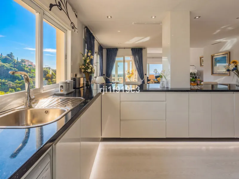 Wunderbares Apartment in der renommierten Wohnanlage Elviria Hills, einer der exklusivsten und begehrtesten Lagen im Osten von Marbella. Dieses elegante Apartment mit 103 m² zeichnet sich durch Großzügigkeit, Helligkeit und ein unvergleichliches Qualitätsniveau aus