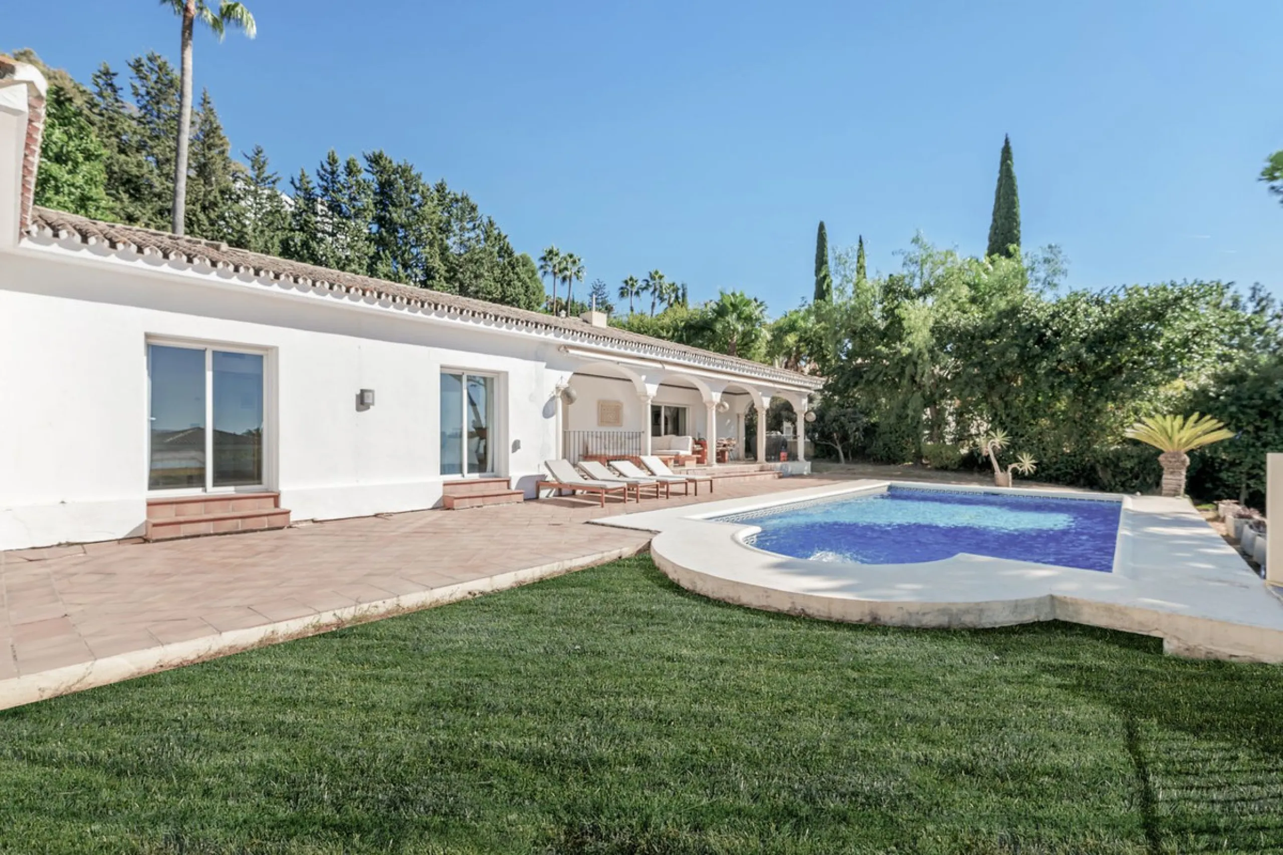 Situated in the sought-after residential area of Paraiso Medio and just around the corner from the Paraiso Golf Club, this beautiful Andalusian-style villa is a fantastic opportunity!