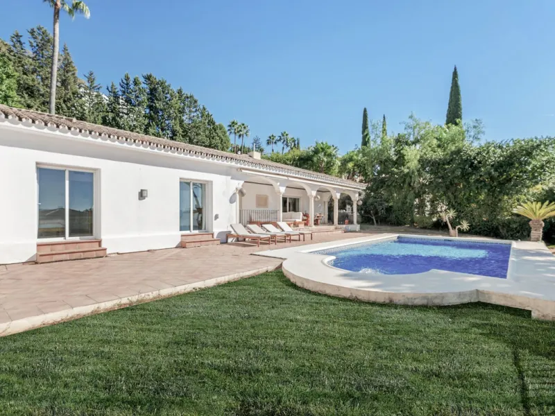 Situated in the sought-after residential area of Paraiso Medio and just around the corner from the Paraiso Golf Club, this beautiful Andalusian-style villa is a fantastic opportunity!