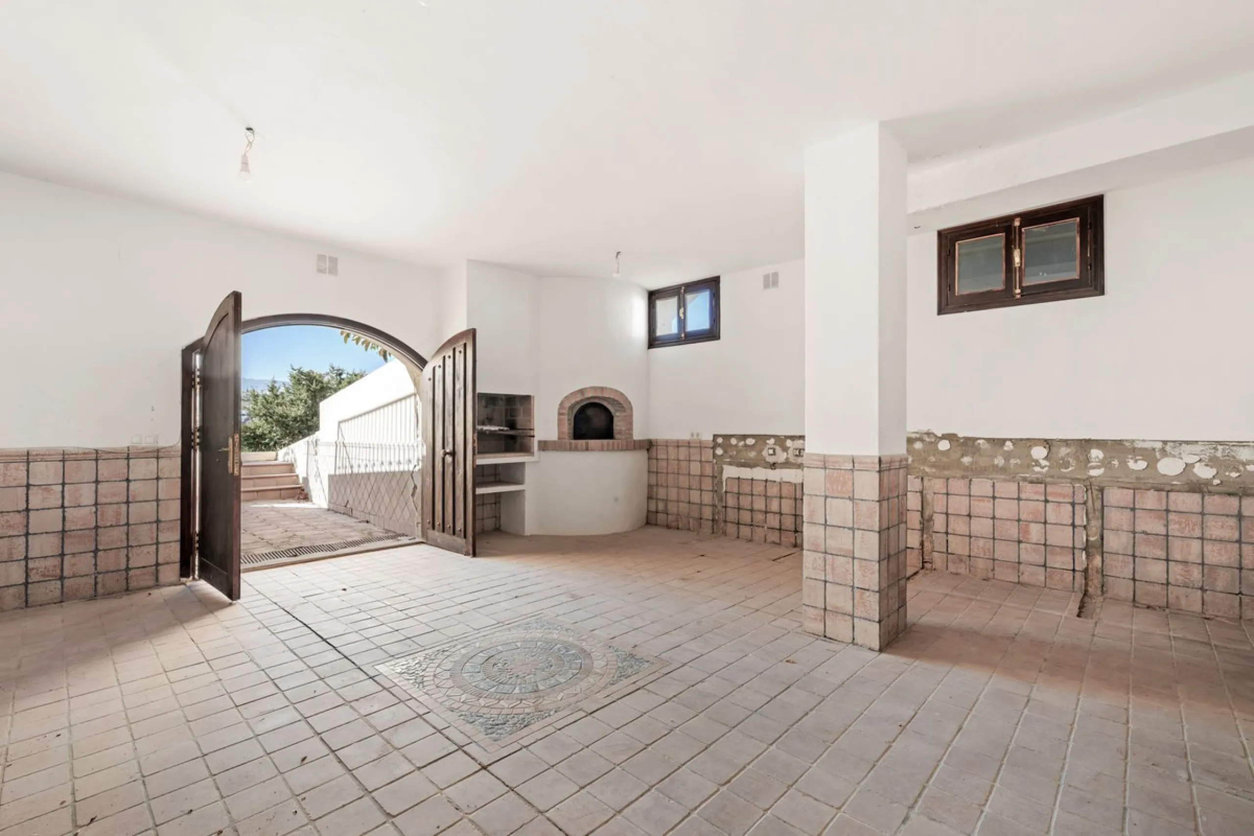 Situated in the sought-after residential area of Paraiso Medio and just around the corner from the Paraiso Golf Club, this beautiful Andalusian-style villa is a fantastic opportunity!