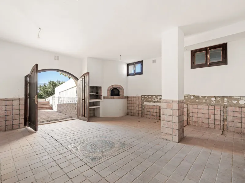 Situated in the sought-after residential area of Paraiso Medio and just around the corner from the Paraiso Golf Club, this beautiful Andalusian-style villa is a fantastic opportunity!