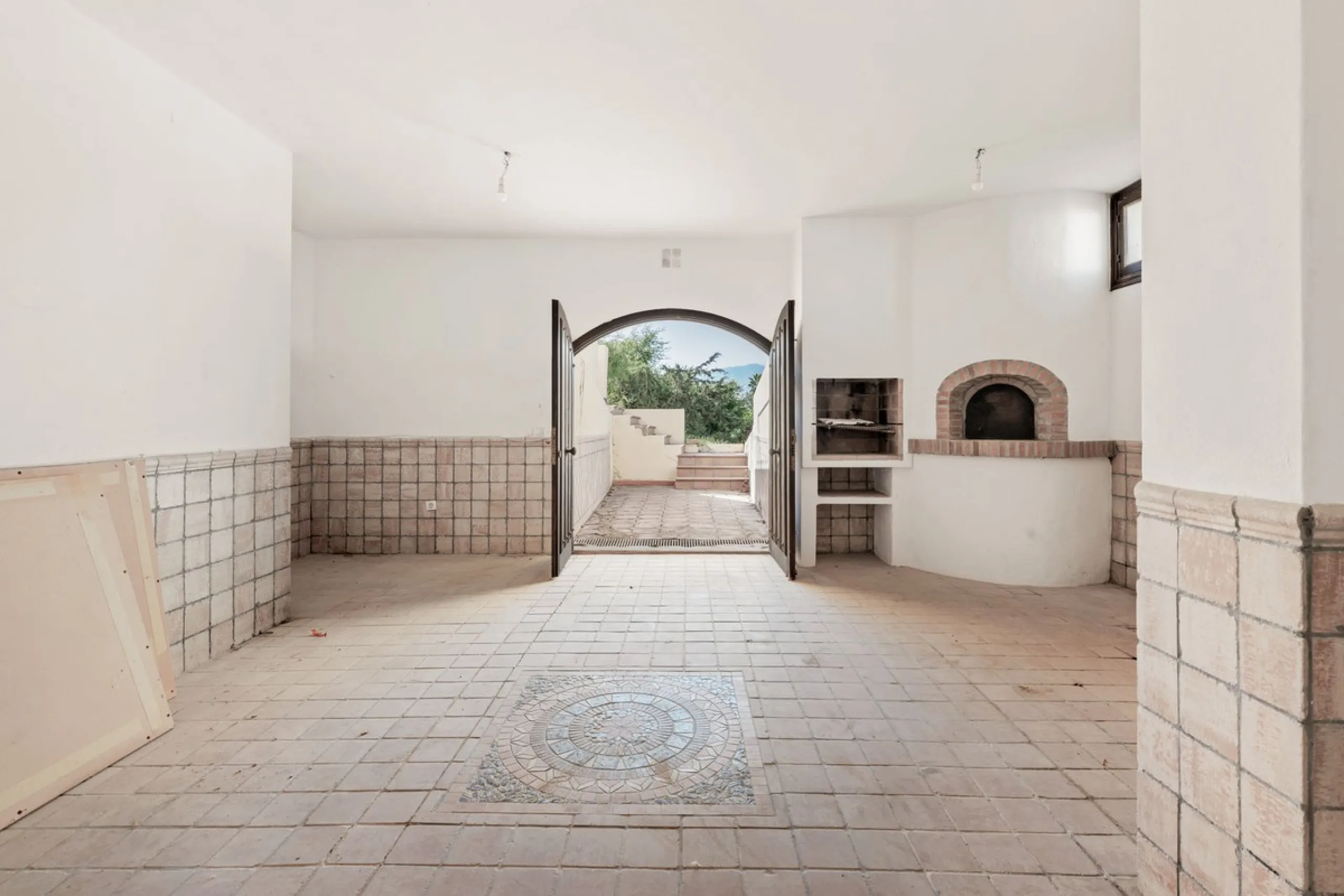 Situated in the sought-after residential area of Paraiso Medio and just around the corner from the Paraiso Golf Club, this beautiful Andalusian-style villa is a fantastic opportunity!