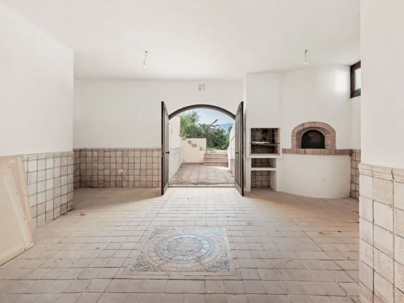 Situated in the sought-after residential area of Paraiso Medio and just around the corner from the Paraiso Golf Club, this beautiful Andalusian-style villa is a fantastic opportunity!