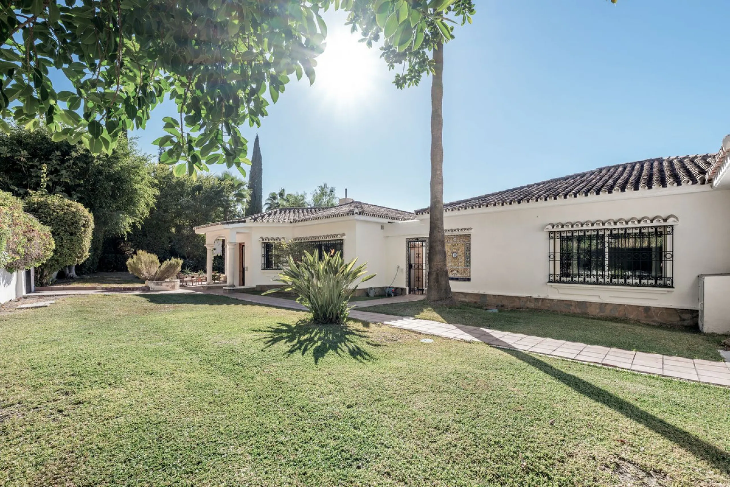 Situated in the sought-after residential area of Paraiso Medio and just around the corner from the Paraiso Golf Club, this beautiful Andalusian-style villa is a fantastic opportunity!