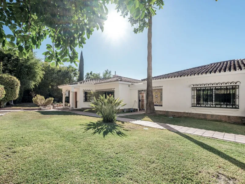 Situated in the sought-after residential area of Paraiso Medio and just around the corner from the Paraiso Golf Club, this beautiful Andalusian-style villa is a fantastic opportunity!