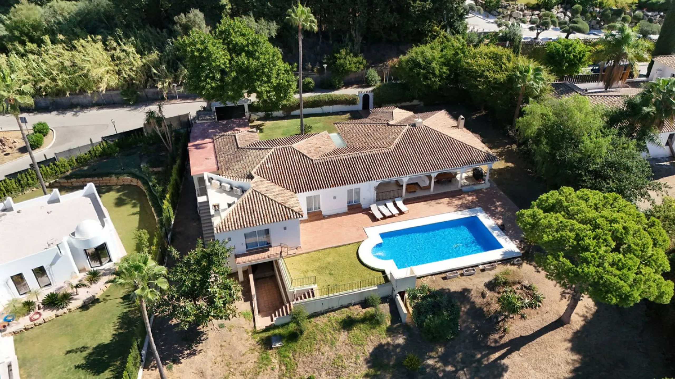 Situated in the sought-after residential area of Paraiso Medio and just around the corner from the Paraiso Golf Club, this beautiful Andalusian-style villa is a fantastic opportunity!