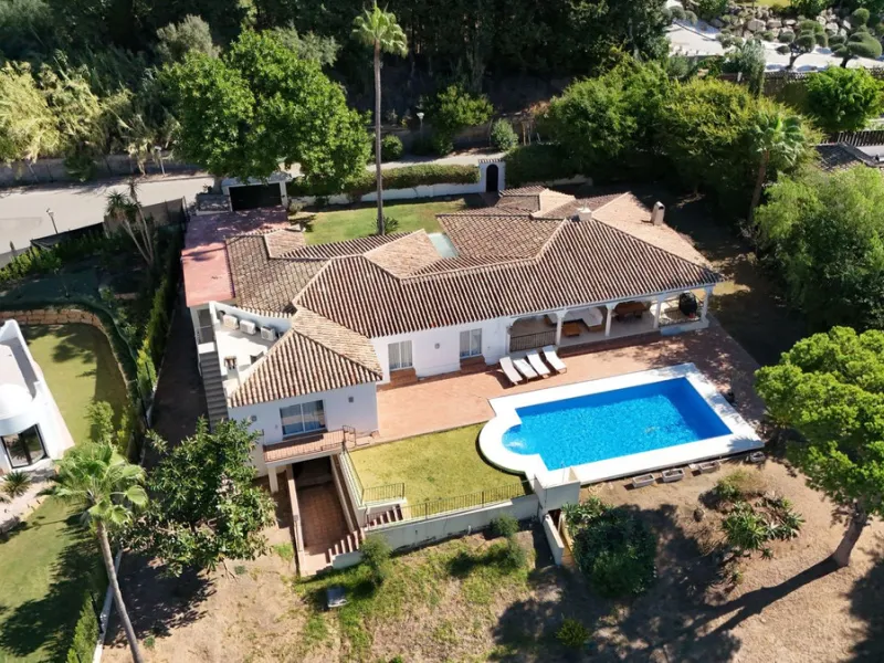 Situated in the sought-after residential area of Paraiso Medio and just around the corner from the Paraiso Golf Club, this beautiful Andalusian-style villa is a fantastic opportunity!