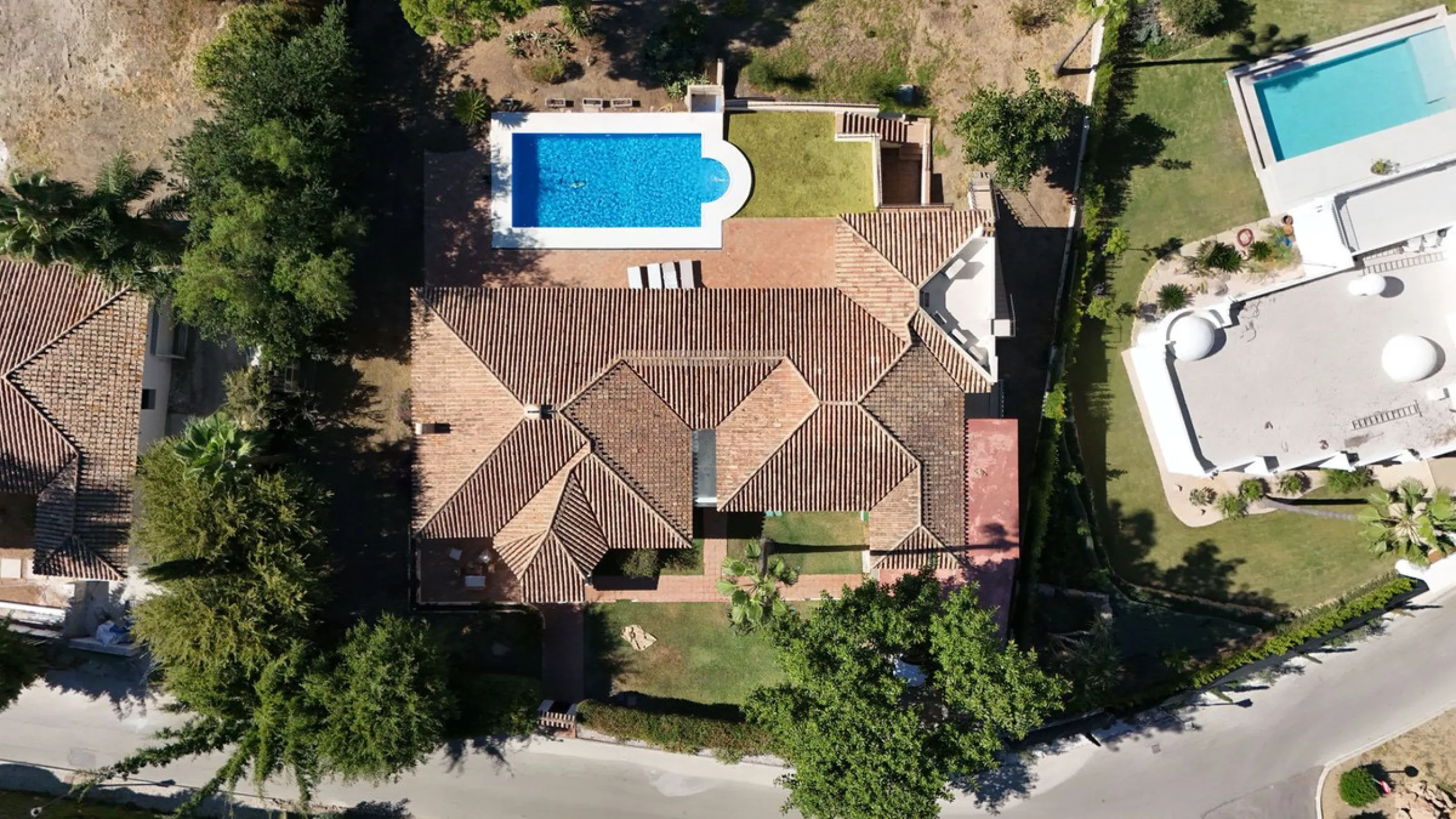 Situated in the sought-after residential area of Paraiso Medio and just around the corner from the Paraiso Golf Club, this beautiful Andalusian-style villa is a fantastic opportunity!