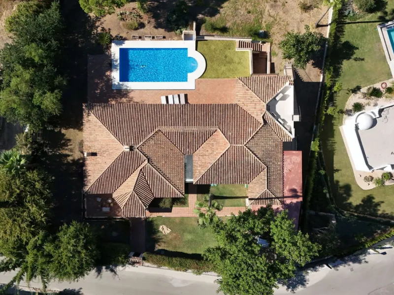 Situated in the sought-after residential area of Paraiso Medio and just around the corner from the Paraiso Golf Club, this beautiful Andalusian-style villa is a fantastic opportunity!