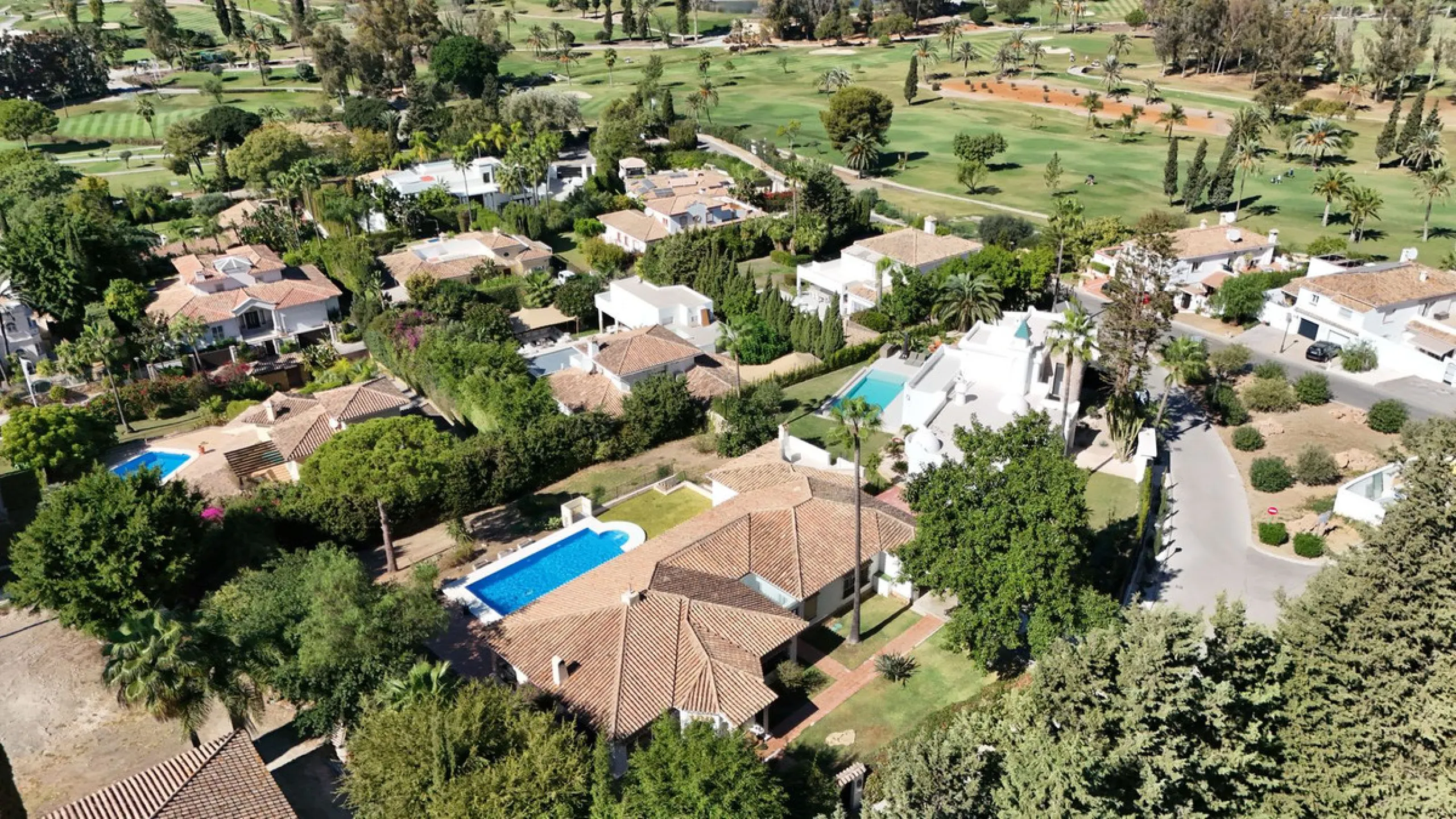 Situated in the sought-after residential area of Paraiso Medio and just around the corner from the Paraiso Golf Club, this beautiful Andalusian-style villa is a fantastic opportunity!