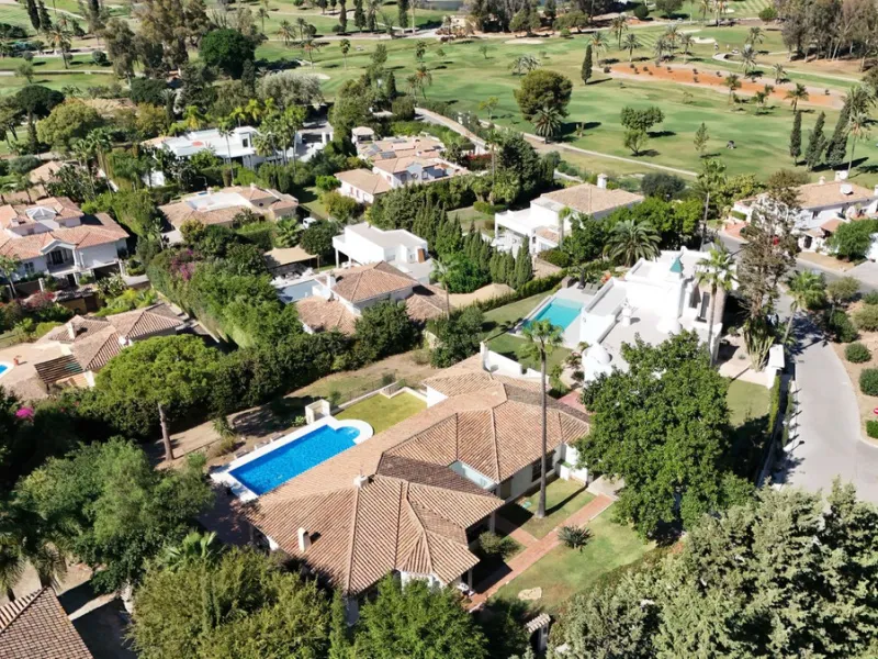 Situated in the sought-after residential area of Paraiso Medio and just around the corner from the Paraiso Golf Club, this beautiful Andalusian-style villa is a fantastic opportunity!