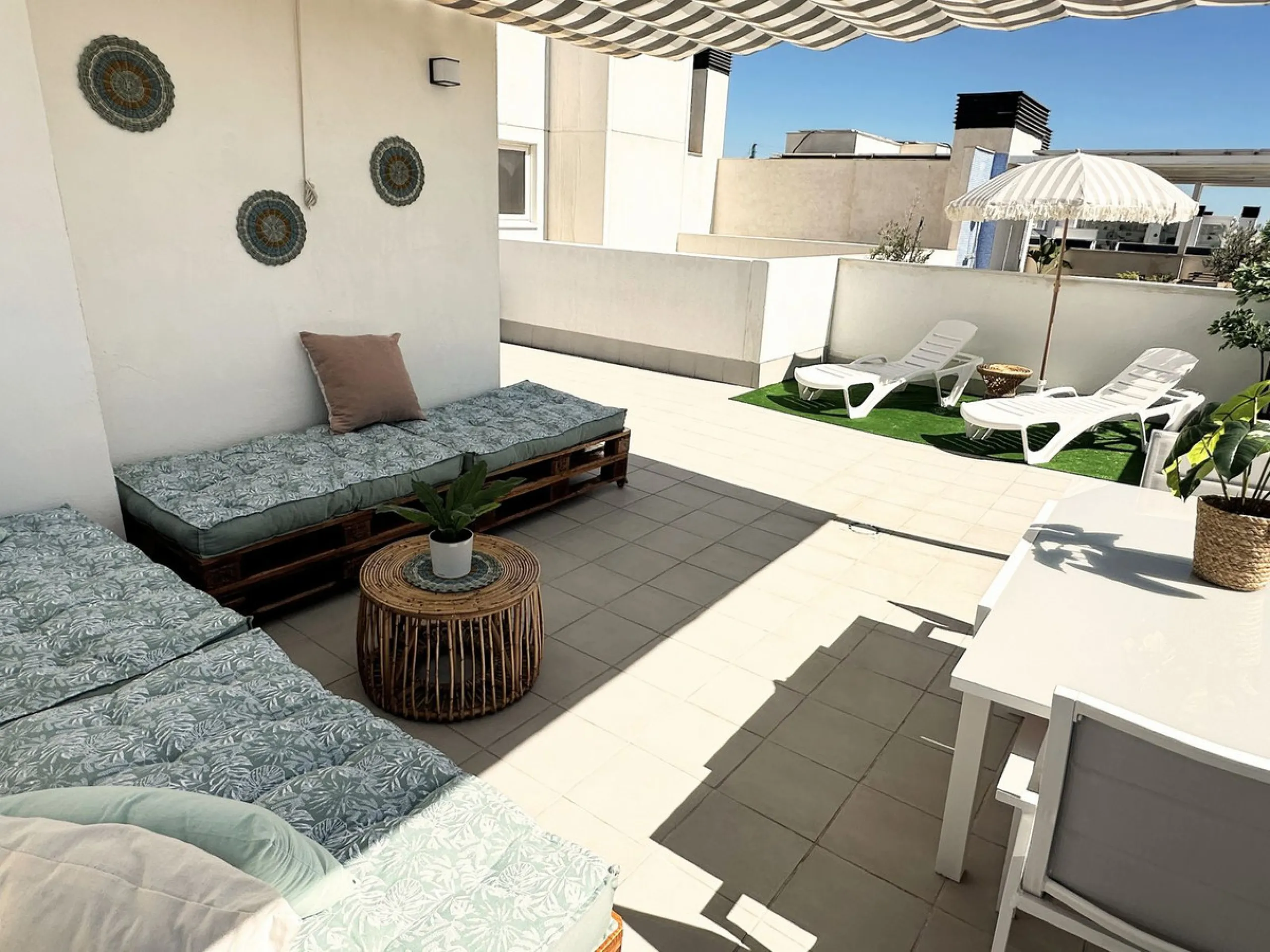 You are facing a great opportunity. Exclusive new-build duplex penthouse with solarium and panoramic views in the heart of Estepona