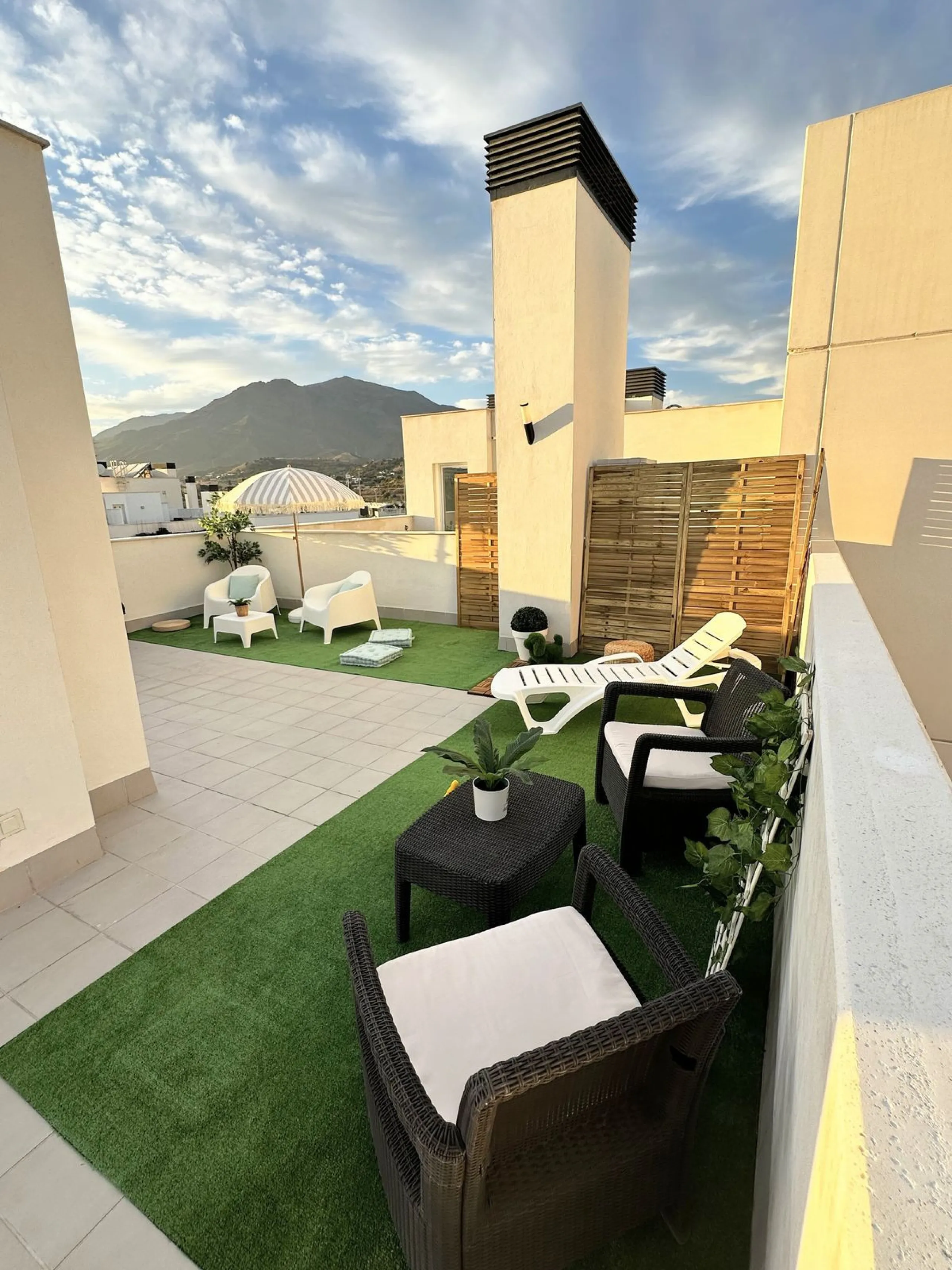 You are facing a great opportunity. Exclusive new-build duplex penthouse with solarium and panoramic views in the heart of Estepona